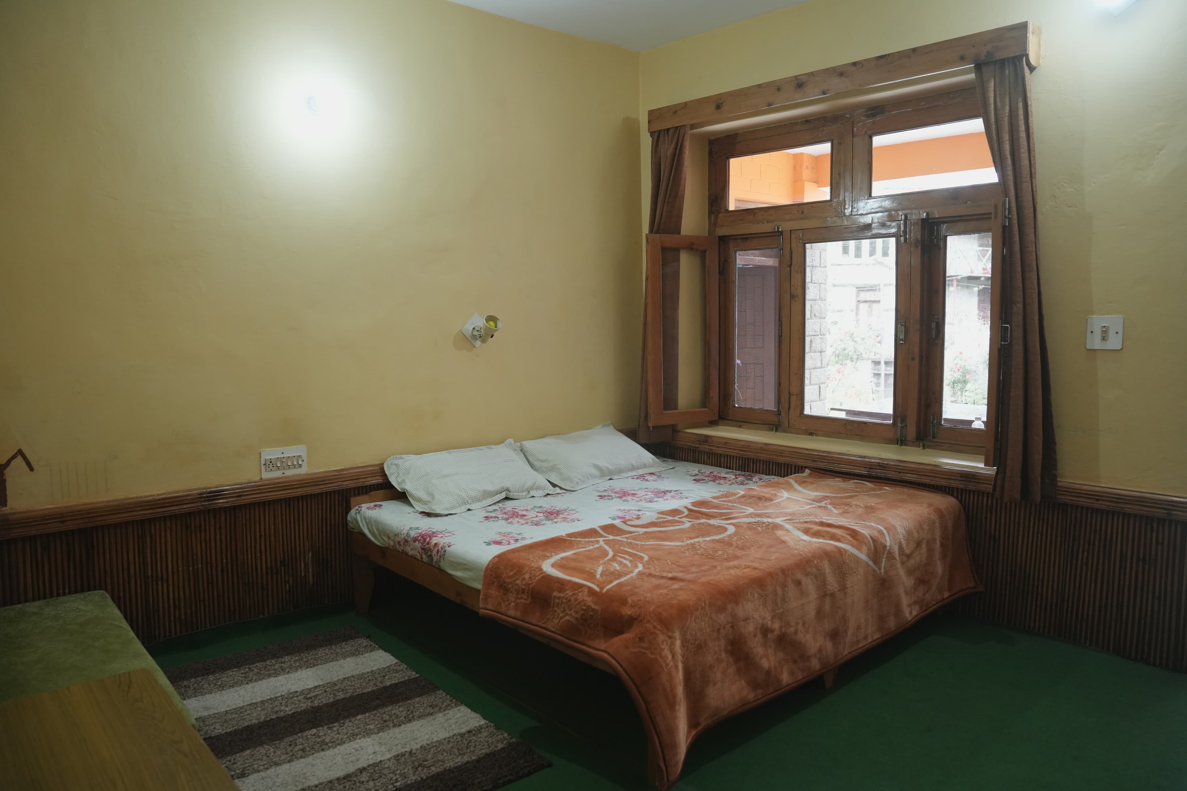 Lawn View Room thumbnail 1